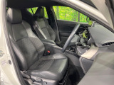 運転席まわりには十分なスペースがあり、大柄な方でもゆったり運転していただける環境です。