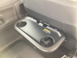 運転席と助手席の背面に格納式のテーブルが付いてます。便利にお使いください。