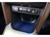 運転席からも助手席からも手が届きやすく、充電中のスマホなども置けるフロントコンソールボックスにはLEDアンビエント照明付。様々な電気製品の電源供給ポートとして使えるアクセサリーソケットも備えています。