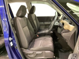女性でも運転がしやすいように、シートの高さ調整機能(シートリフター)がついています。広い足元にゆったり座れるシートには肘掛も装備しており長距離の運転でも疲れにくいシートです。