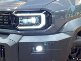 【LEDヘッドライト】悪天候や夜間走行時も良好な視界を確保し安心して運転できる高輝度LEDヘッドライトを装備!点灯速度が早く、消費電力も抑えられています。