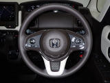 ハンドル左側にはオーディオ操作が出来るオーディオリモートコントロールスイッチ、右側にはHonda SENSINGとオートクルーズコントロールのスイッチを装備!