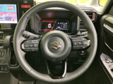 握りやすいステアリングは、運転の操作性を高めます。オーディオやハンズフリー通話のスイッチも配置され、快適な運転環境を実現します。