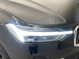 【LEDヘッドライト】悪天候や夜間走行時も良好な視界を確保し、安心して運転できる高輝度LEDヘッドライト!北欧神話に登場する「トールハンマー」をモチーフにした、一目でボルボとわかるデザインです。