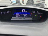 視認性の高いメーター類で、運転に必要な情報を的確に把握できます。運転席をスタイリッシュに演出します。