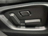 【パワーシート】電動でシートポジションの変更が可能です。手動式より細かくシート設定が可能ですのでより快適な姿勢でドライブを楽しんで頂けるでしょう。