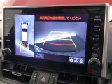 【全周囲モニター】車を上空から見下ろしたような映像をカーナビ画面に映し出し、車庫入れや縦列駐車をサポートしてくれます。