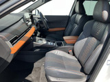 上質な素材を使用した内装は、落ち着いた空間を演出。運転に集中できる環境が整っています。快適な運転をサポートする機能も充実しています。