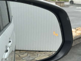 隣車線を走る車両をレーダーで検知し、ドアミラーでは確認しにくい後側方エリアに存在する車両に加え、急接近してくる車両も検知します。車両を検知するとドアミラーに搭載されたLEDインジケーターが点灯します。