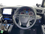運転席まわりです。 各操作スイッチは使いやすい位置に配置されてます。