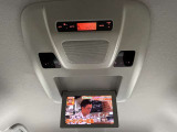 後席モニターがついています。走行中でもTV視聴ができますので後席の方は退屈しませんね