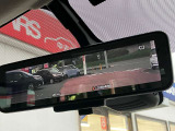 スマートルームミラーが付いております。後席に人が乗車した時や沢山の荷物を積んだ時もバックミラーの視界が遮られる事無く見えるので便利です♪