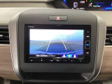 【バックカメラ】運転が苦手な方も車庫入れラクラクです!ギアをリバースに入れれば自動的に切り換わりますので、面倒な操作は不要です♪狭い駐車場もお車を傷つけず安心ですね!