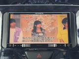 停車中にTVを楽しめる機能が搭載。休憩時間などにリラックスできます。家族や友人と過ごす時間も充実させます。(走行中の視聴は法律で禁止されています)。