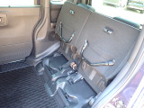 ◆チップアップ&ダイブダウン機構付【ULTR SEAT】は後席座面を左右分割で跳ね上げることができます。トランクで積載できない背の高い荷物をラクラク収納できます。ホンダ車ならではの人気装備です。