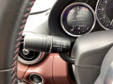 レバーをAUTOの位置にしているとき、レインセンサーが雨を感知すると、雨量に応じてワイパーが自動で作動してくれるオートワイパーを装備!設定変更で非作動にすると、間欠作動に固定されます。