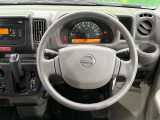 インテリアに合わせたデザインのステアリングは、運転される方のことも考え、運転しやすい形状、大きさです。是非一度、実際に触ってお確かめください。