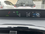 広く開けた前方視界と視線移動の少ないセンターメーターが安全運転をサポートします。昼間でもくっきり見やすく、知りたい情報を一目でキャッチすることが出来るんです!!
