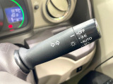 【オートライト】周りの明るさに応じて自動でヘッドライトの点灯・消灯ができる機能です!ライトの付け忘れ・消し忘れなどが無くなり、雨の日や夕方の走行も安心!トンネル通過時も便利ですね♪