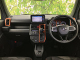 運転席周りは、シンプルで機能的なデザイン。操作しやすい配置で、快適なドライブをサポートします。広々とした空間も魅力です。