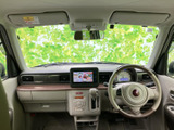 運転席からの視界は良好。操作性にも優れ、快適なドライブをサポートします。落ち着いた色調のインテリアです。