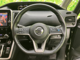 握りやすいステアリングは、運転時の操作性を高めます。オーディオやハンズフリー通話など、便利な機能も搭載。快適なドライビングをサポートします。