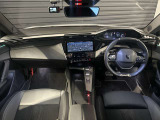 スッキリとまとめられた運転席周りで、運転を楽しくさせる内装です。まさにcockpitです!