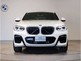 【BMWの伝統】BMWの特徴的な&ldquo;キドニーグリル&rdquo;は、80年以上続く伝統の形でございます。変わらないこだわりのデザインが、プレミアムブランド&ldquo;BMW&rdquo;を創り出します。