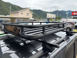 スズキ純正のINNO製ベースキャリア&カーゴアタッチメントも付いてキャンプシーンでも大活躍の予感!