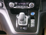 e-POWERならではの、スタイリッシュなシフトノブ周りが非常にかっこいいですね。