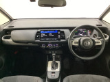 車内は光触媒抗菌消臭施工済です。スタイリッシュなデザインでスポーティなインパネ周りを演出します。グローブボックスやカップホルダーのほかにトレーなどたくさんの収納スペースが付いています。