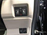 【両側電動スライドドア】リモコンや運転席のスイッチ操作のほか、ドアハンドルを少し引くだけでリアドアが自動開閉します♪