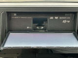 ナビのモニターパネルを開けるとご覧のようになります。CD/DVD再生・Bluetoothが可能です。