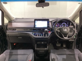 車内は光触媒抗菌消臭施工済です。スタイリッシュなデザインで暖かみのあるインパネ周りを演出します。グローブボックスやカップホルダーのほかにトレーなどたくさんの収納スペースが装備されています。