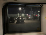 【ロールシェード】日差しや車外からの光が眩しいときにサッと引き出して使える、ロール格納タイプのサンシェードを装備。後席に乗ったお子様がウトウトしだした時など、ぜひご活用ください♪