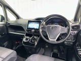 運転席まわりです。 各操作スイッチは使いやすい位置に配置されてます。