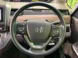 インテリアに合わせたデザインのステアリングは、運転される方のことも考え、運転しやすい形状、大きさです。是非一度、実際に触ってお確かめください。