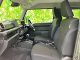 シンプルで使いやすい操作系が特徴。運転に集中できる、落ち着いた空間を演出しています。