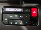 運転席からも手が届きやすく、操作しやすい空調コントロールパネル。オートエアコンなので操作の煩わしさが無くオールシーズン快適にドライブできます。快適空間で運転に集中できますね。