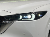 【LEDヘッドライト】悪天候や夜間走行時も良好な視界を確保し安心して運転できる高輝度LEDヘッドライトを装備!点灯速度が早く、消費電力も抑えられています。