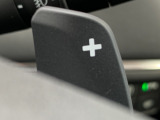 ■パドルシフト■ステアリングから手を離さずに、簡単にシフトチェンジ。マニュアル車感覚のシフトチェンジが愉しめます。自分の手で操縦している感が増して運転を愉しく出来る装備です!