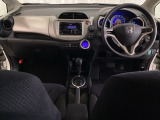 車内は光触媒抗菌消臭施工済です。インパネ周りはスタイリッシュなデザインです。グローブボックスやカップホルダーのほかにトレーなどたくさんの収納スペースが付いています。