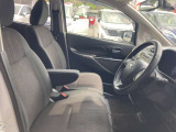 ◆前面ドア運転席◆ドアの開口が広く乗降ラクラク。シートの幅も広く運転していてもストレスを感じません。足元も広く快適なドライブを演出してくれます。