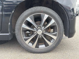 【純正アルミホイール】純正設計ならではの美しいデザインと精密な仕上げで、車両全体のスタイリングを引き立てます。