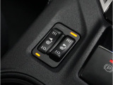 運転席と助手席それぞれにシートヒーターも装備。気候や、お客様の体調に合わせて段階を調整できます。
