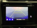バックでの車庫入れも安心です! リアカメラが付いているバックモニター付のナビを装備しております。操作線もついており距離感も画面から確認できます。