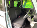 運転席まわりには十分なスペースがあり、大柄な方でもゆったり運転していただける環境です。