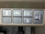 ハンドルの右側にはヘットライトリベライザーとHondaセンシング用のメインスイッチがついています。ヘッドライトリベライザーは道路状況や積荷の加重に応じてライトの高さを調節できます。