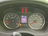 視認性の高いメーター類が、運転に必要な情報を的確に伝えます。運転状況を把握しやすく、安全運転をサポートする設計です。