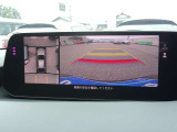 360度ビューカメラを搭載。4方の小型カメラの映像を処理し、車両真上からの映像に変換しています。